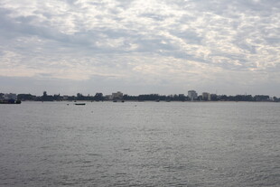 河畔城市天际线与辽阔水面