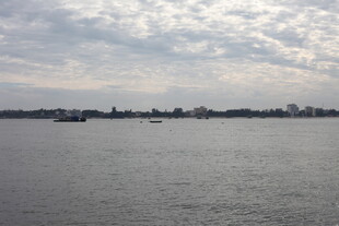 平静江面与远处天际线