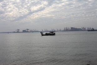 海上孤舟天际城市隐约