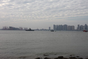 江边城市景观水面船只