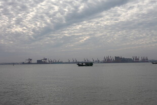 江面上的船只与城市天际线