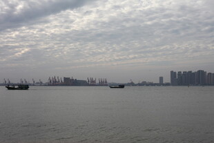 江面上的船只与远处城市