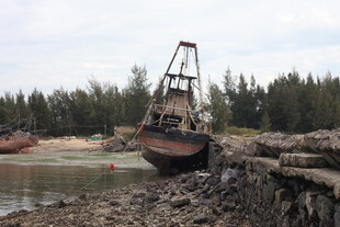 搁浅在岸边的老旧渔船