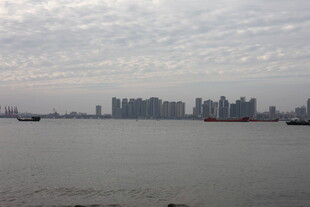 江边城市天际线景观