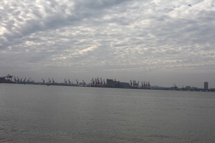 江边城市天际线与云层