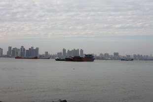 城市江畔船只远景