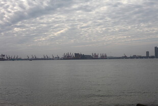 城市边缘的水域与天际线