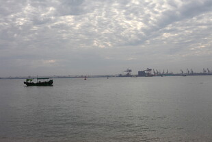 海上孤舟天际云景