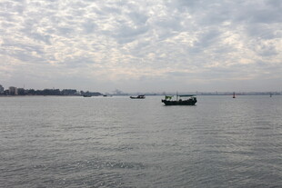 湛江海滨与远处天际线