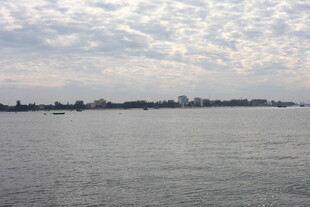 广阔水域与远处天际线