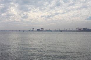 海滨风光广阔海面与远岸