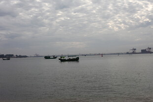 海上船只与阴沉天空景象