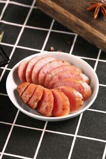 美味切片香肠摆于盘中