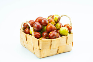 竹篮中的多彩新鲜果实