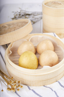 竹制蒸笼里的美味杂粮包