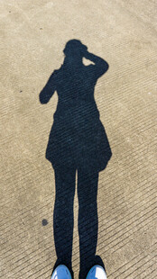 地面上的人物剪影