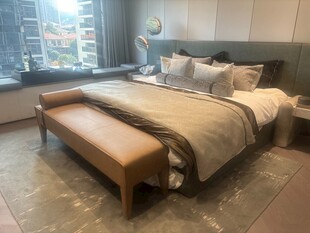 现代简约风格温馨卧室场景