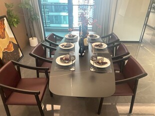 现代简约风格餐厅桌椅布置