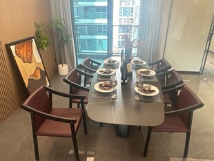 现代简约风格餐厅餐桌布置