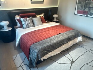 现代简约风格温馨卧室一角