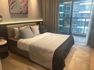 现代简约风格温馨卧室