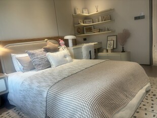 现代简约风温馨卧室一角