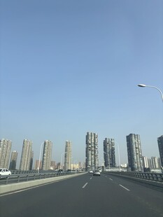城市公路旁的高楼景观