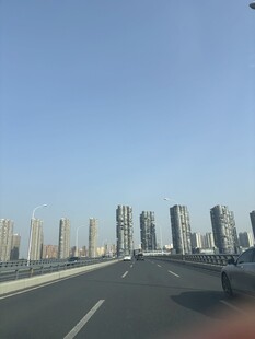 城市道路旁的高楼景观