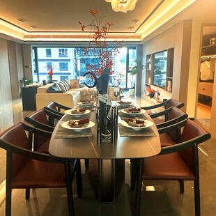 现代风格餐厅室内用餐场景