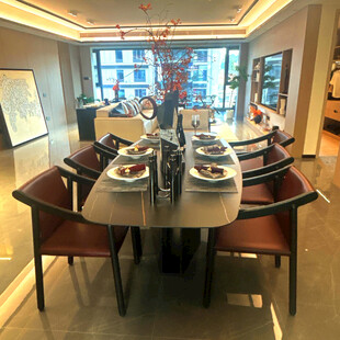 豪华餐厅内的精致餐桌布置