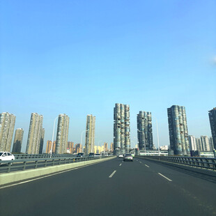 城市公路旁的高楼景观