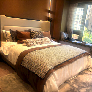 现代风格温馨卧室场景