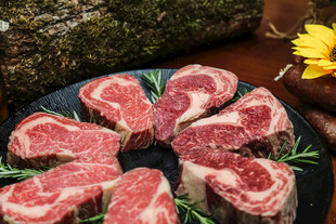 新鲜生牛肉切片摆盘