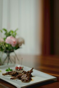 精致摆盘的美味特色菜肴
