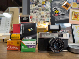 复古相机与多彩物件陈列