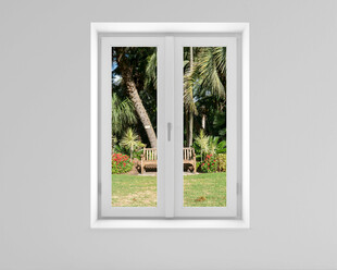 窗外绿意盎然的自然景致