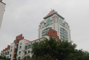 红白相间的高层建筑物 厦门大学