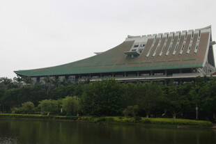 湖边绿色屋顶建筑 厦门大学