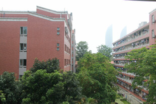 校园红建筑与葱郁绿植 厦门大学