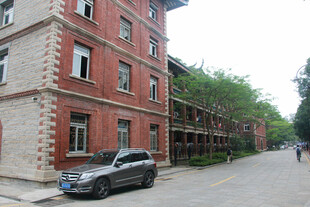 红砖建筑旁的街道景象 厦门