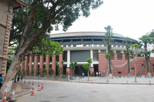 红砖建筑前的绿树景观 厦门