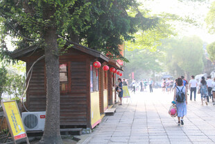 街道旁的木质小屋与行人 厦门