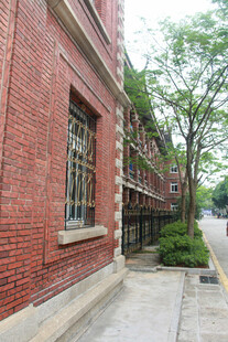 红砖建筑旁的幽静小道 厦门大学