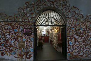 复古雕花铁门后的空间 厦门