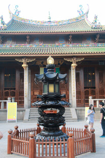 古寺前的精美多层香炉 厦门