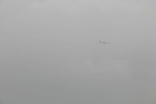 天空中飞行的一架飞机