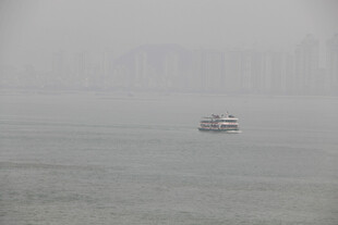 雾中海面的船只景象 厦门