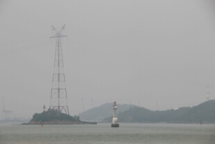 海上输电塔与船只景象 厦门