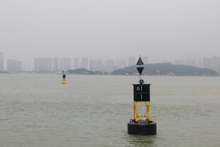 海上航标屹立于茫茫水域 厦门