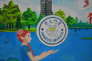 女孩托举校徽的创意画作